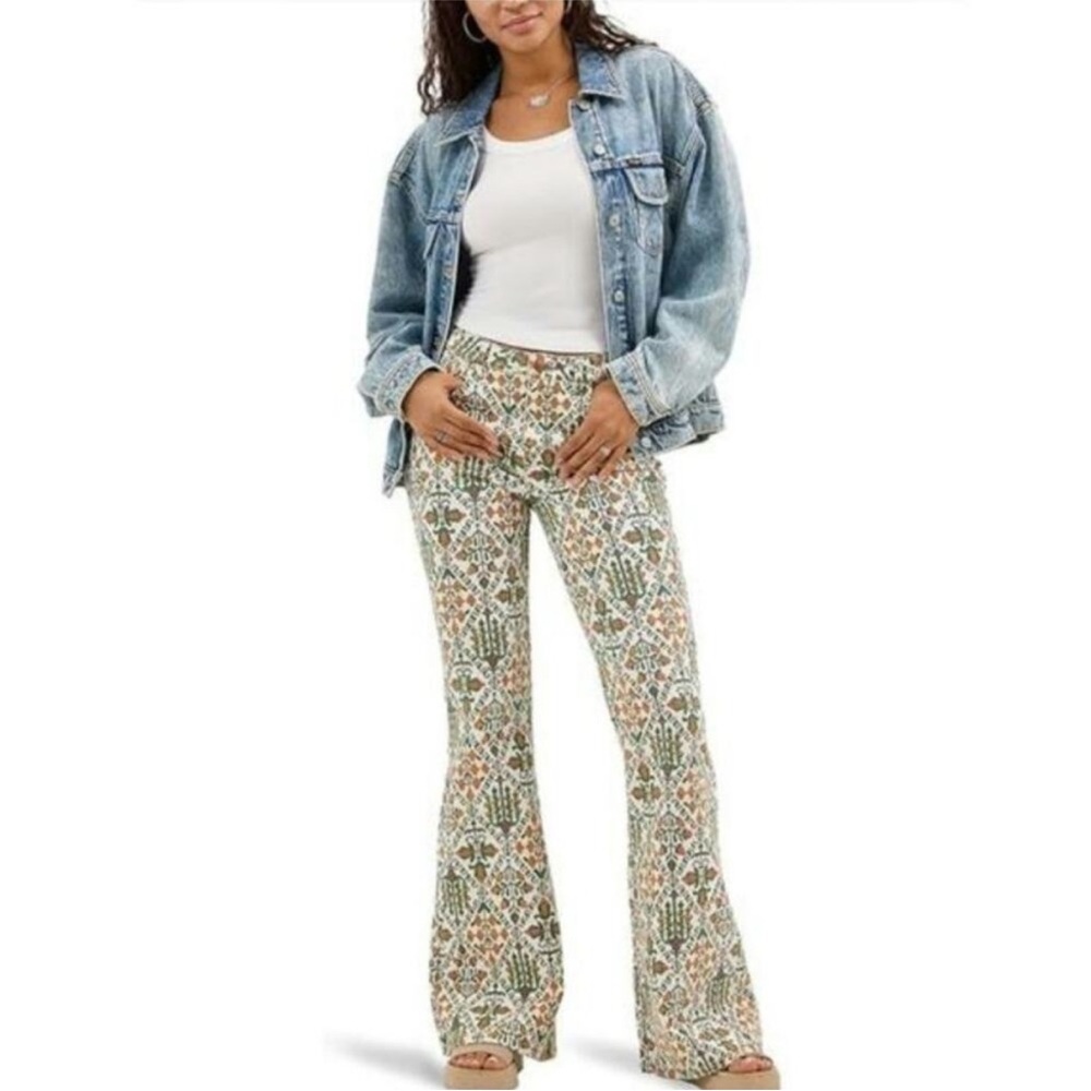 Wrangler High Rise Fierce Flare Jeans Boho Floral Cross Stitch Print 4/27x32 NWT - Picture 2 of 10